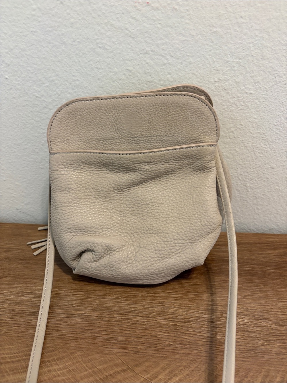 Hobo Birdy Cream Leather Tassel Crossbody Bag (B5) - Picture 2 of 8